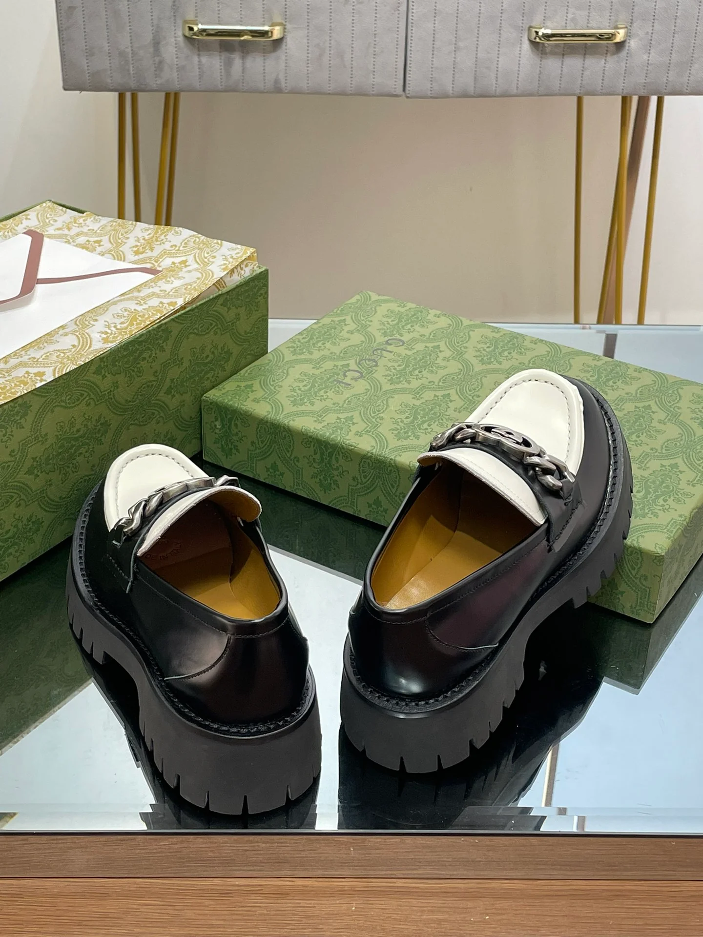 Лоферы Gucci с рифленой подошвой и переплетающимися двойными буквами G.