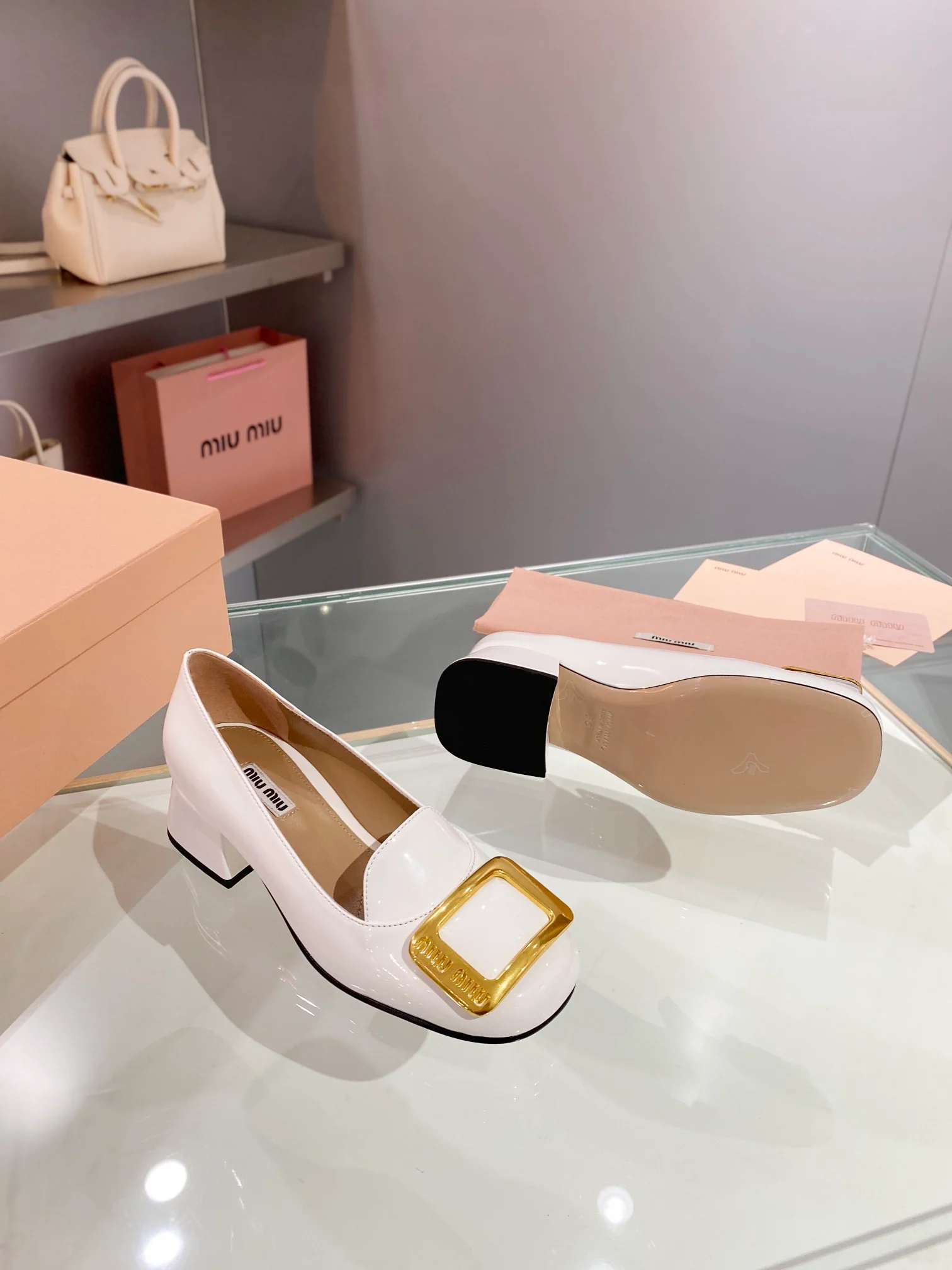 Новинка весны 2023 года от Miu Miu - Туфли на массивном каблуке с закрытым носком - Белые