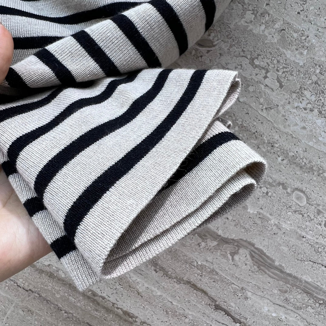 Miu Miu - 2404 - Комплект из хлопкового трикотажного топа с круглым вырезом и короткими рукавами и юбки.