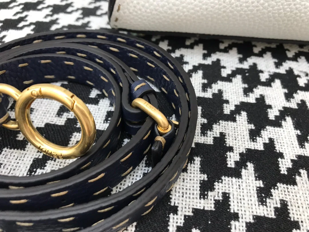 Миниатюрная белая кожаная сумка Fendi Peekaboo - 1 шт.