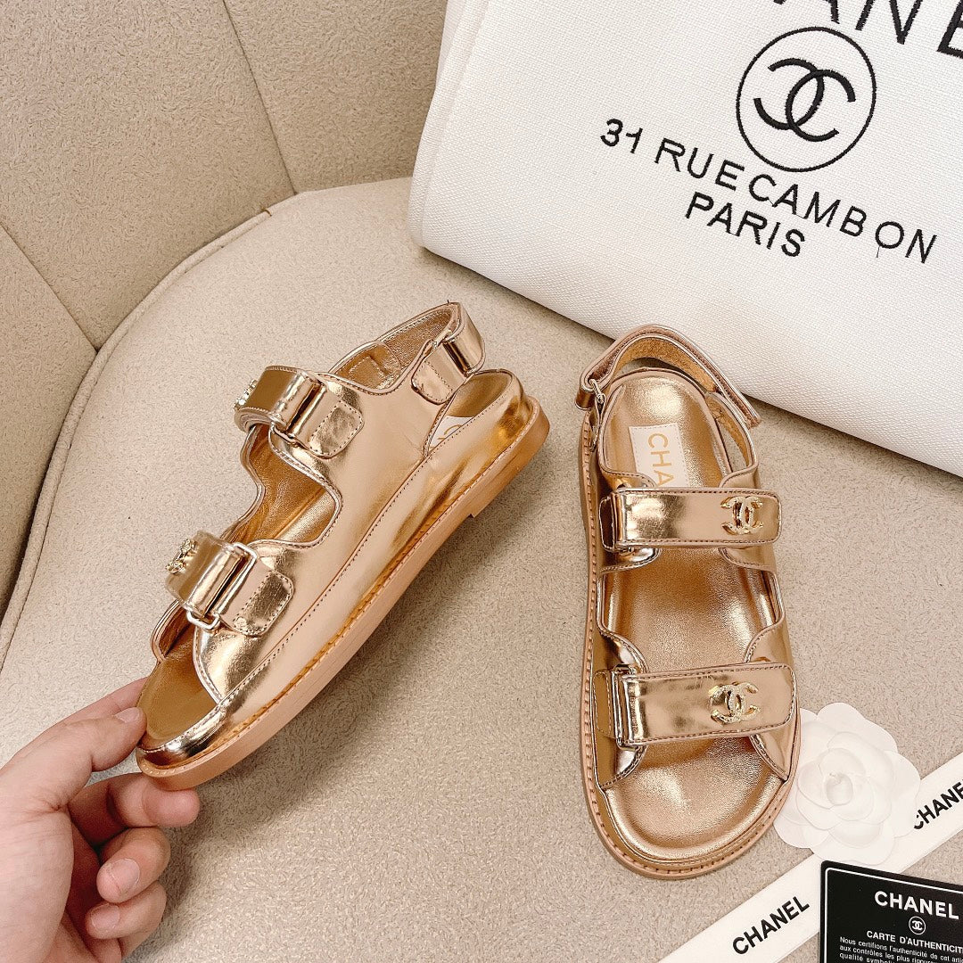 Chanel - Золотистые кожаные сандалии в клетку