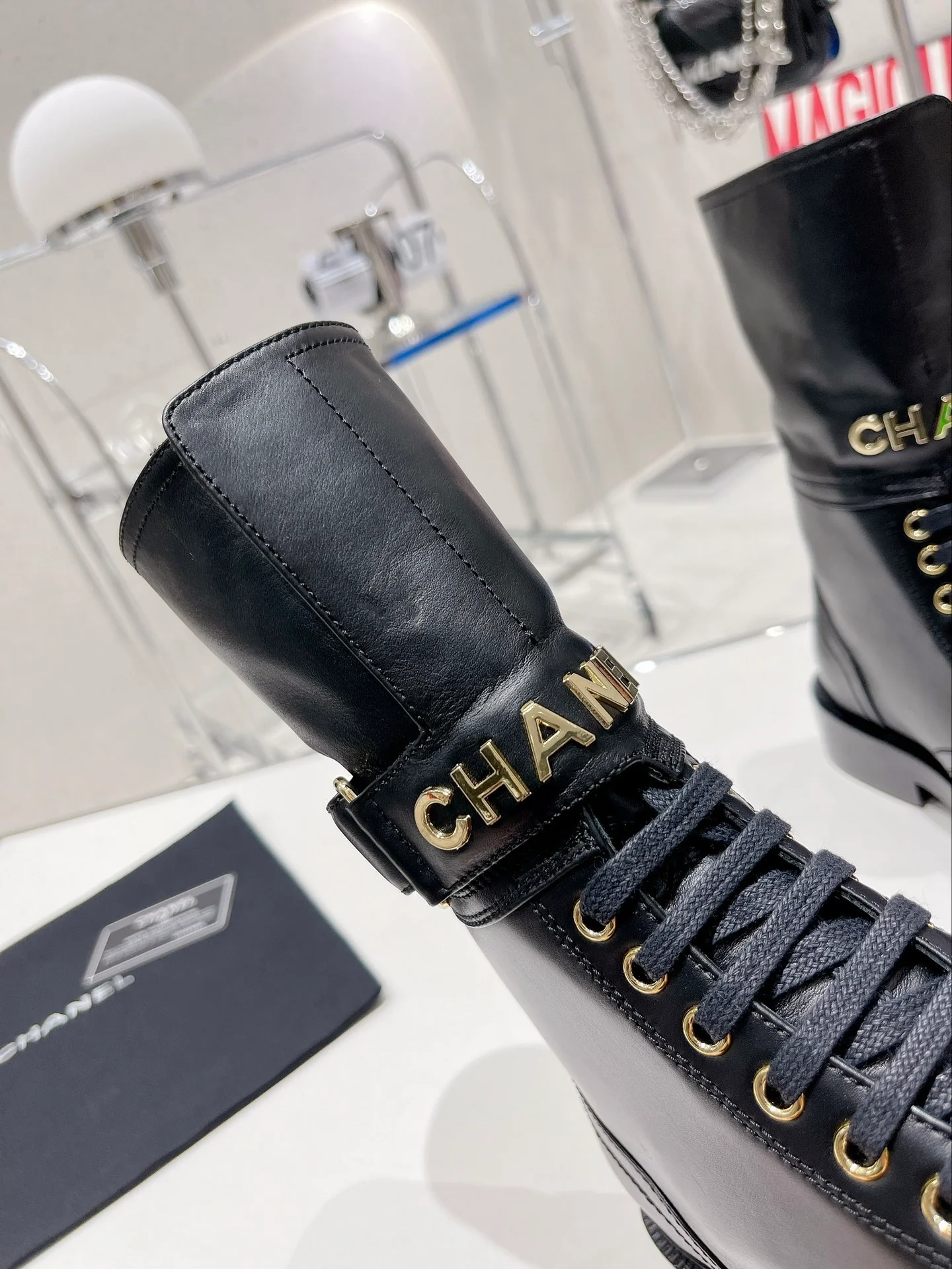 Новинка сезона осень/зима 2022 от Chanel — Ботинки Dr. Martens на шнуровке — Черные