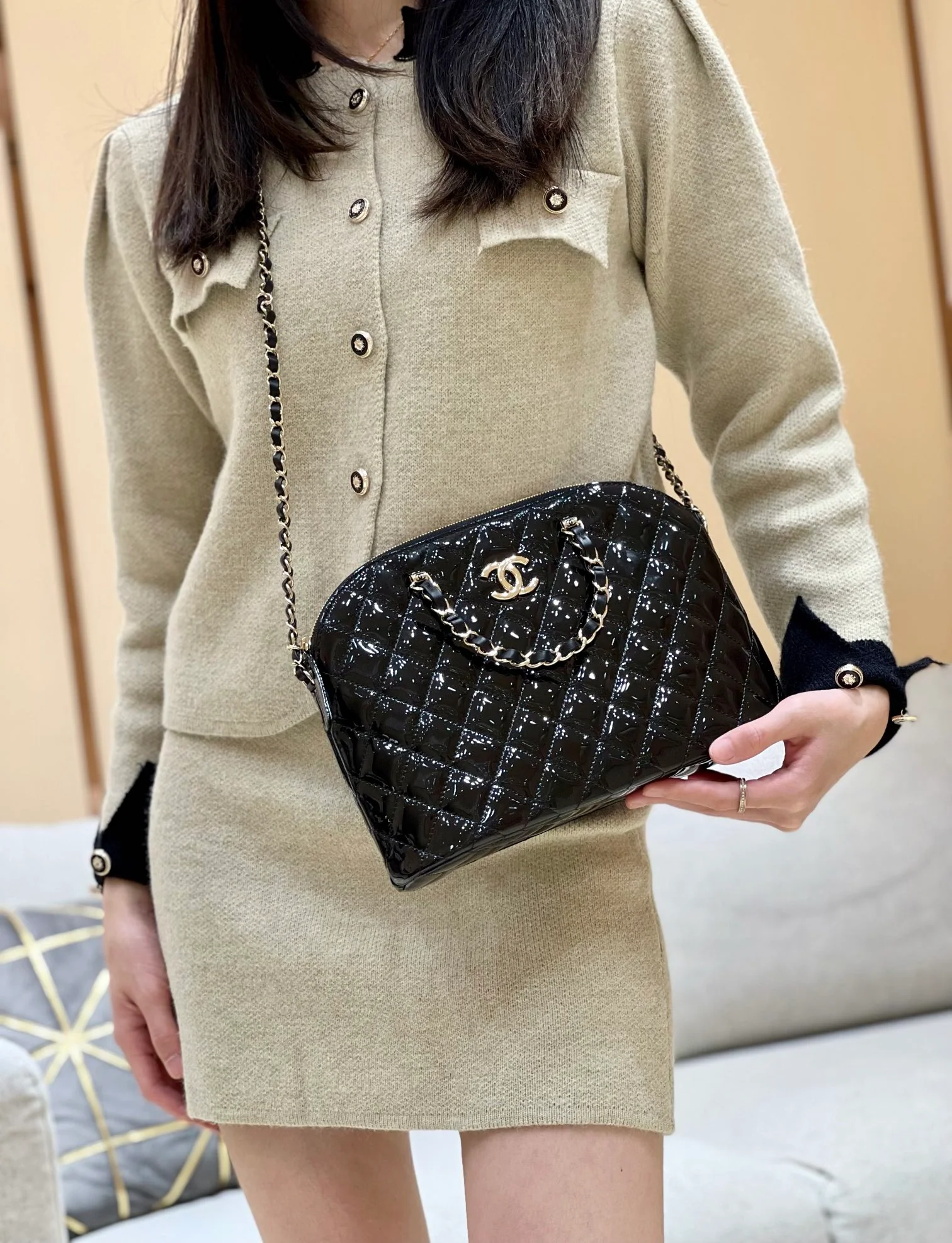 Новинка сезона весна/лето 2023 от Chanel - Сумка-ракушка из лакированной кожи - Большая - Черная - 1