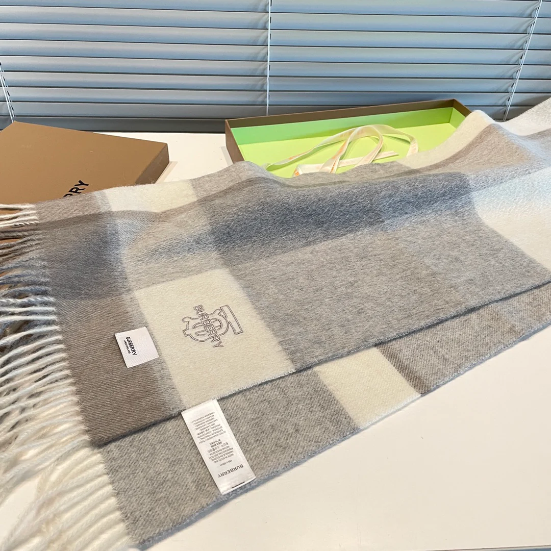 Классический кашемировый клетчатый шарф Burberry с узором 