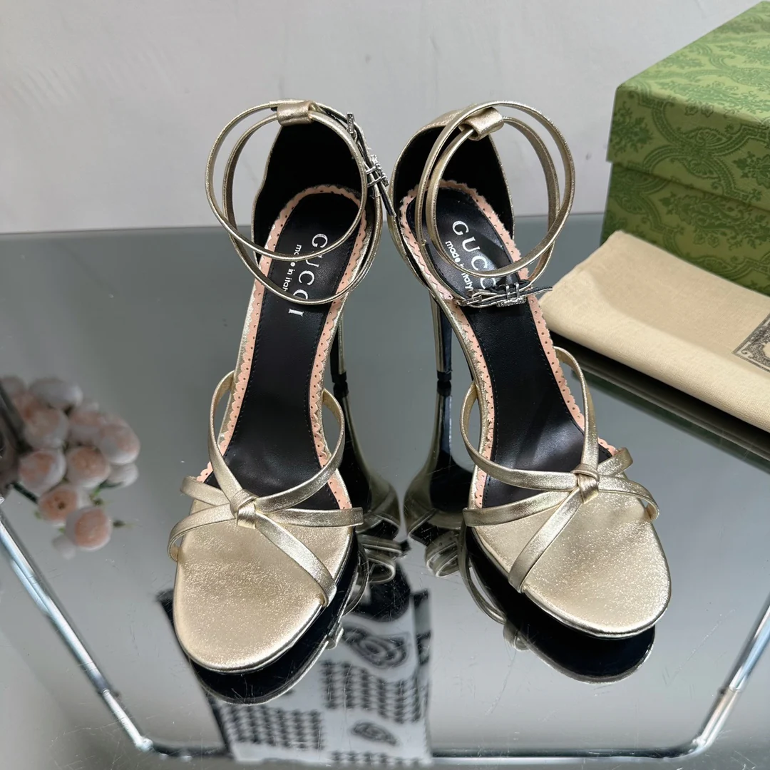 Новинка весны 2023 года от Gucci - Босоножки на шпильке - Золотистые