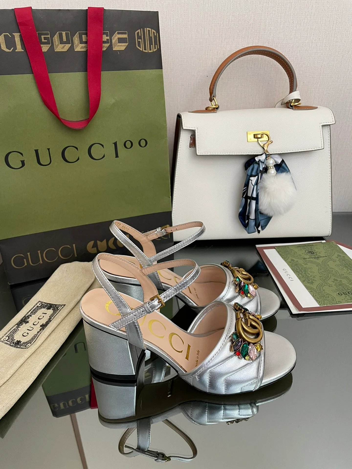 Босоножки Gucci 2022 на низком каблуке, украшенные стразами.