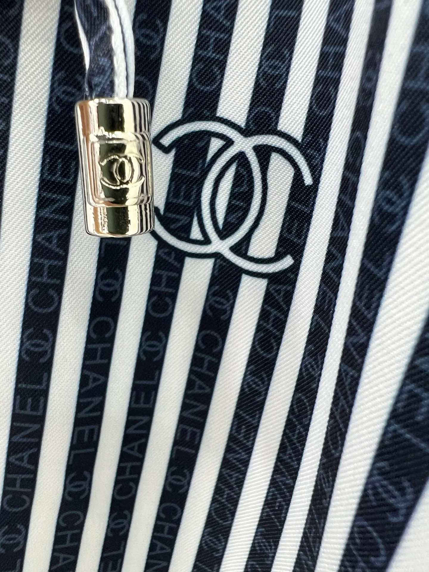 Новые брюки прямого кроя Chanel 2404 Весна/Лето: полоски с принтом