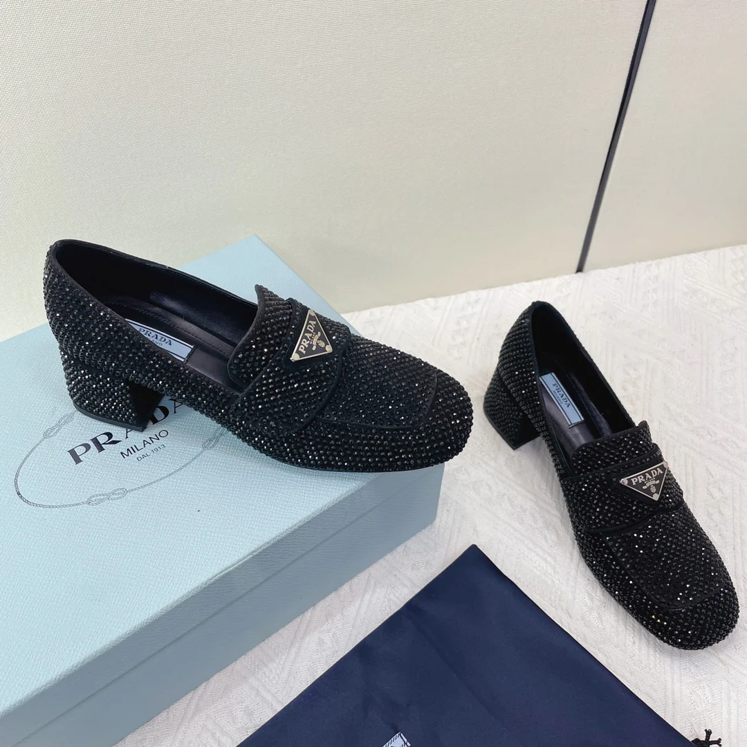 Туфли Prada - Лоферы Prada на низком каблуке, украшенные стразами - черные
