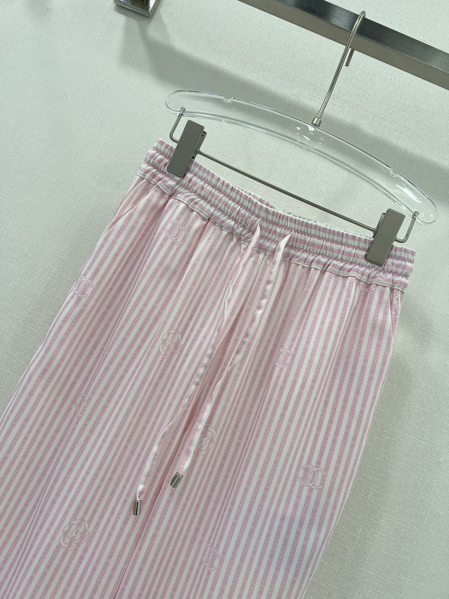 Новые брюки прямого кроя с принтом Chanel 2404 Весна/Лето - Розовые