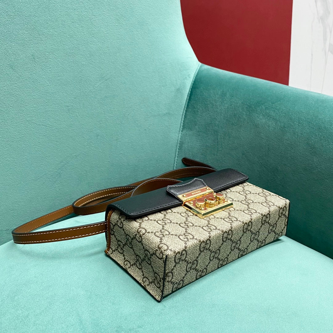 Маленькая квадратная сумка Gucci с замком