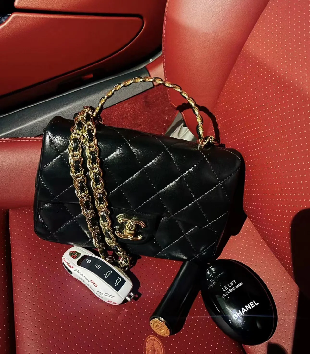 Ручка сумки Chanel 23a CF со стразами - черная