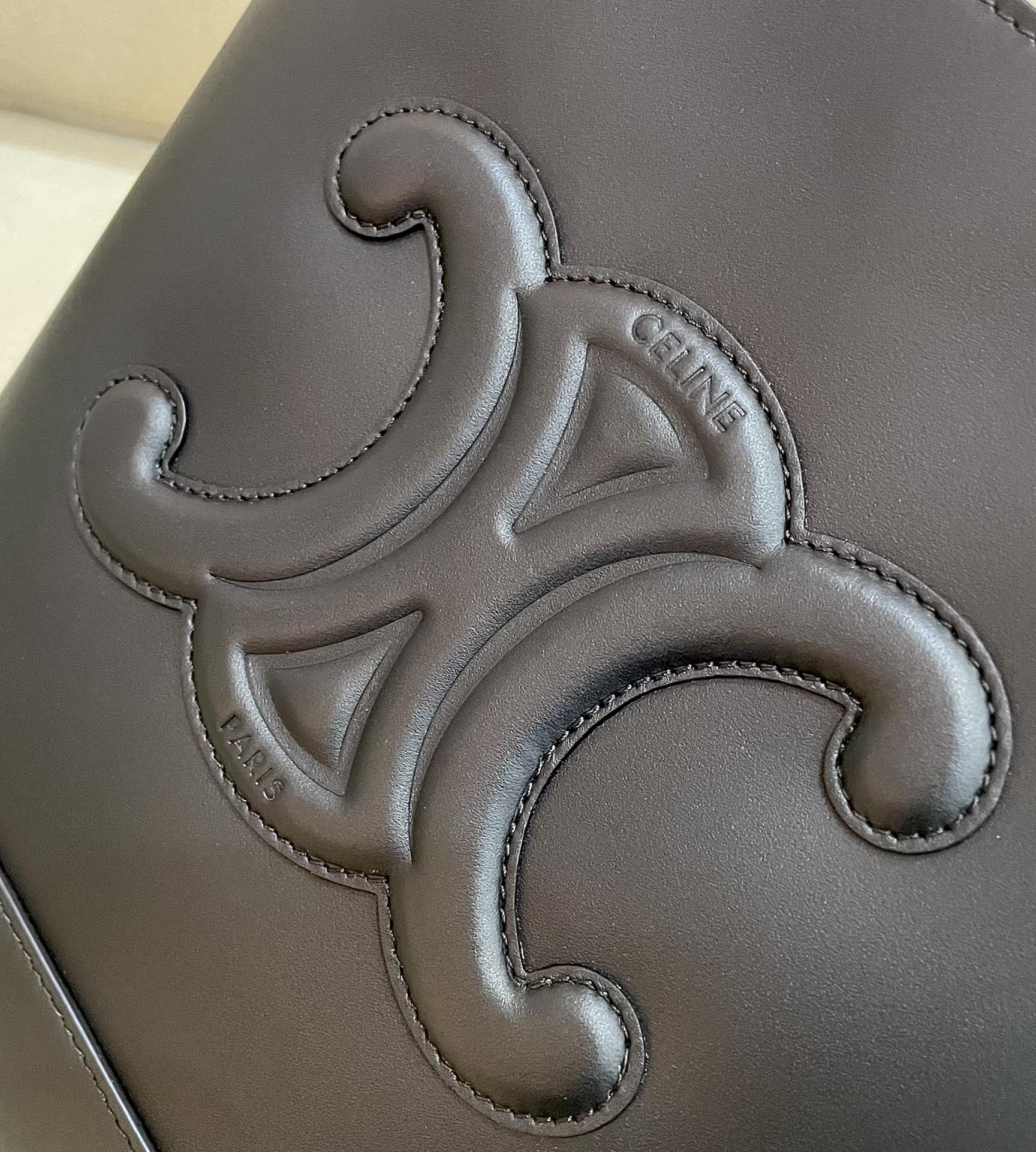 Маленькая черная кожаная сумка-ведро Celine Cuir Triomphe