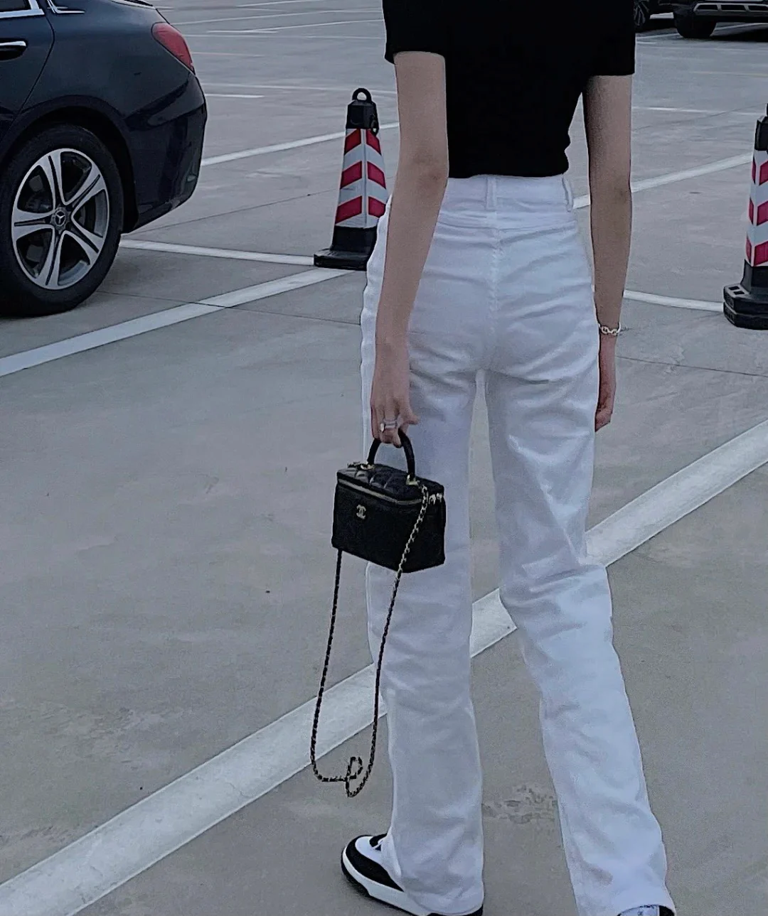 Сумка-коробочка Chanel с кожаной ручкой, длинная, черная.