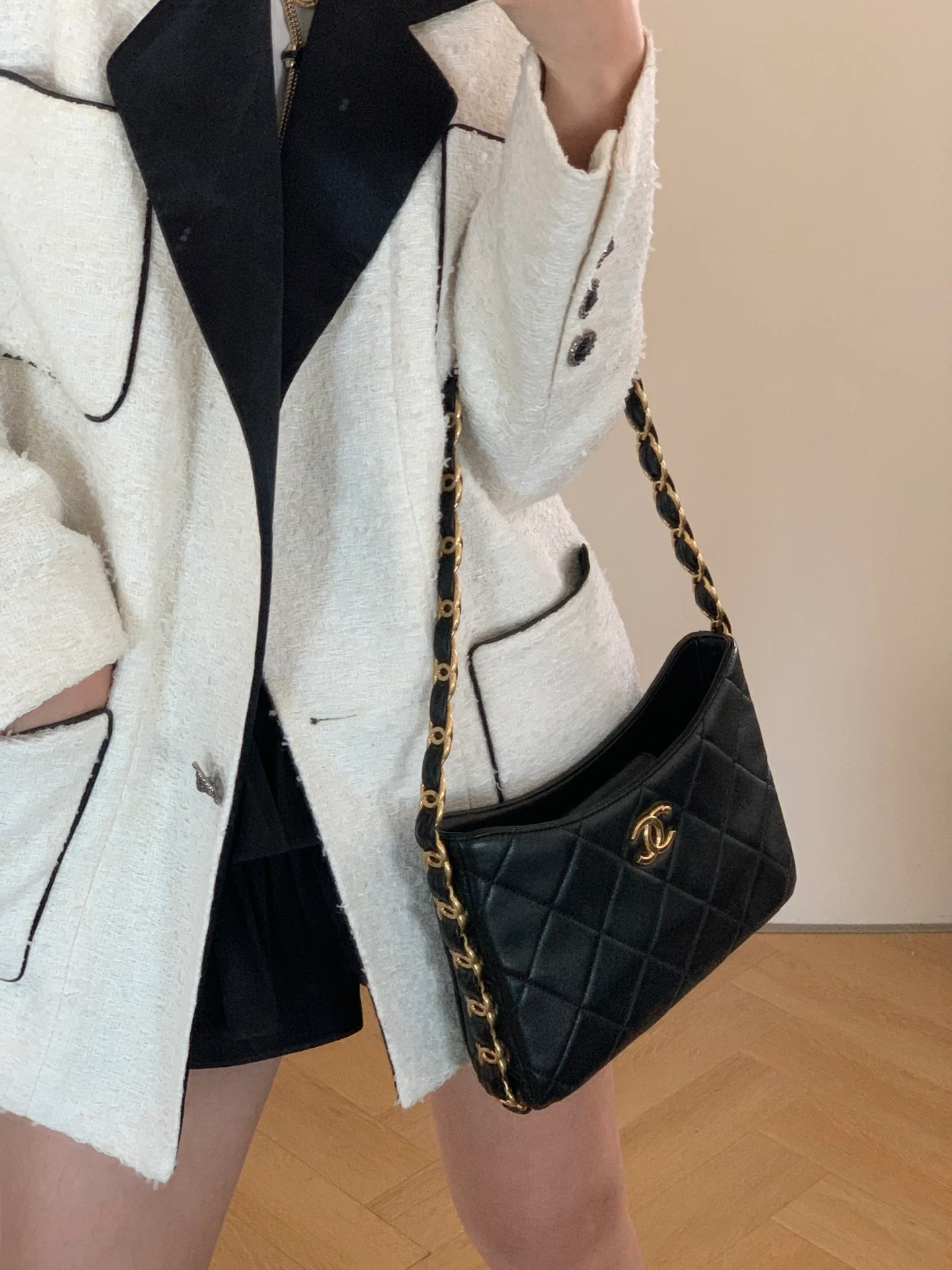 Сумка-хобо Chanel с массивной цепочкой в ??стиле хиппи — черная.