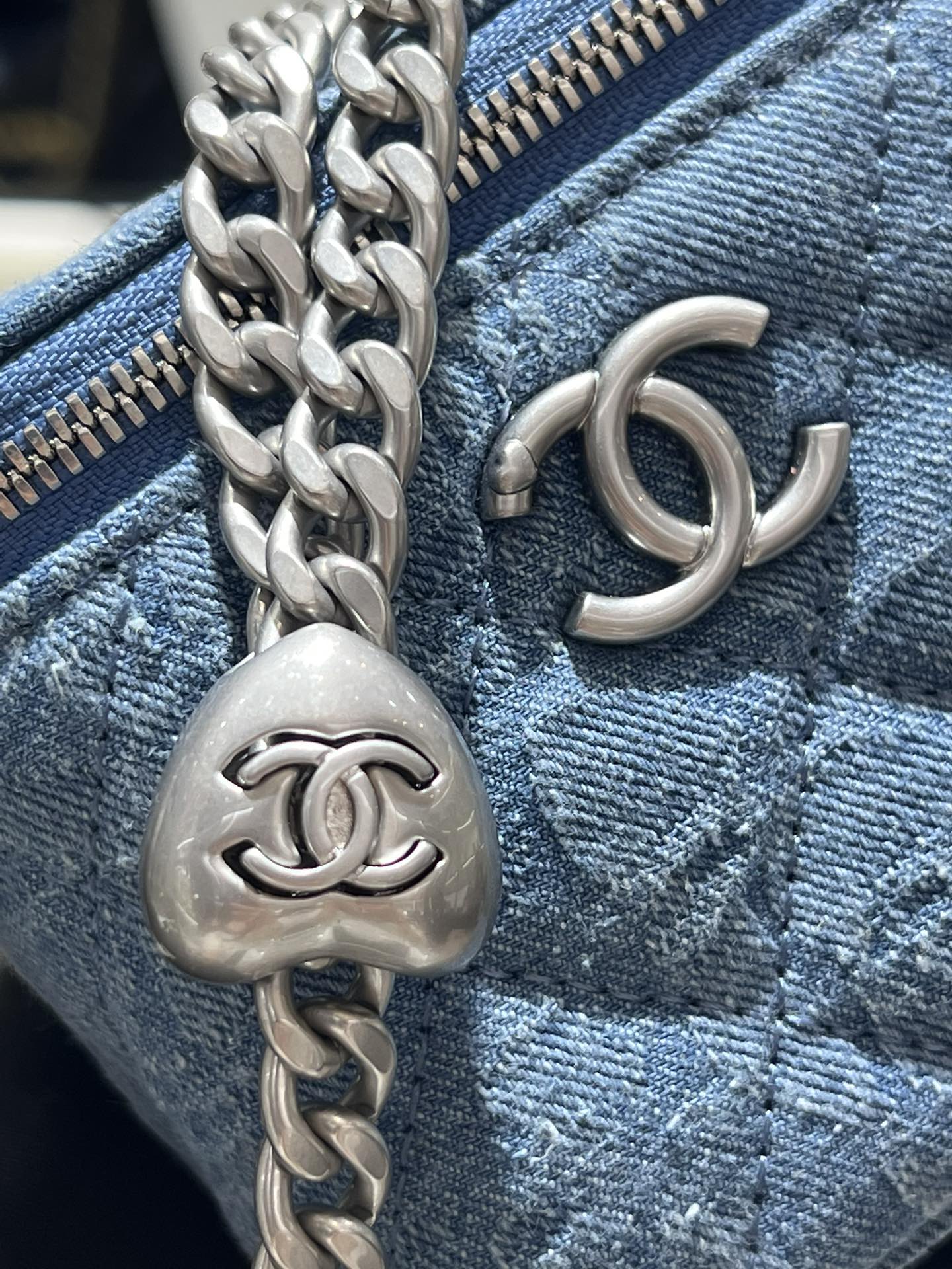 Пуговица в форме сердца из джинсовой ткани Chanel 2023 года — маленькая квадратная коробочка — светло-голубая серебристая пряжка