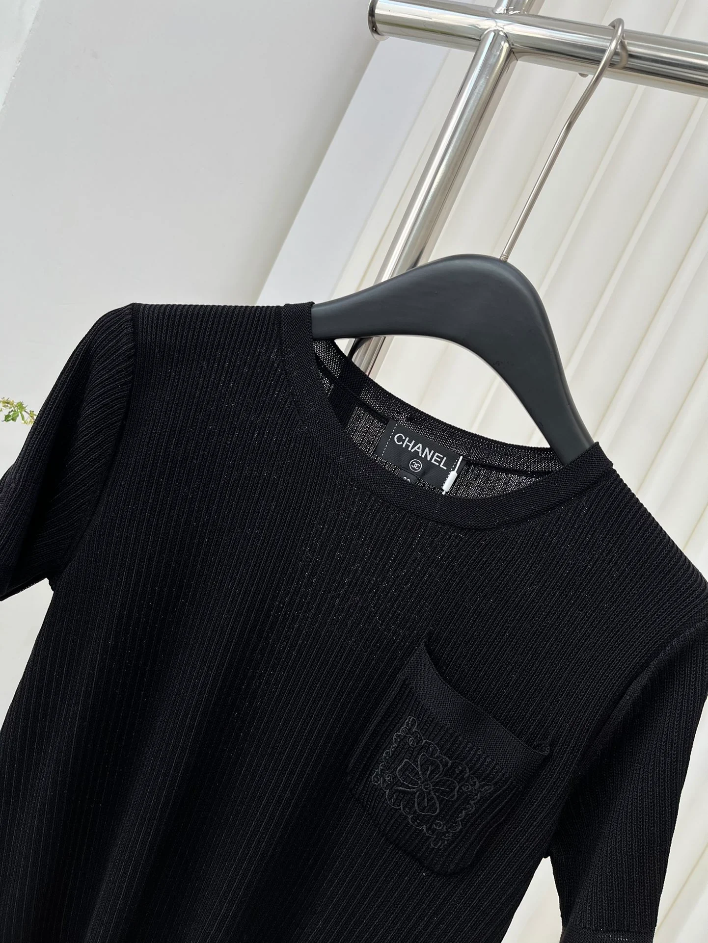 Chanel 2403 - Вязаный свитер с карманом и изображением четырехлистного клевера