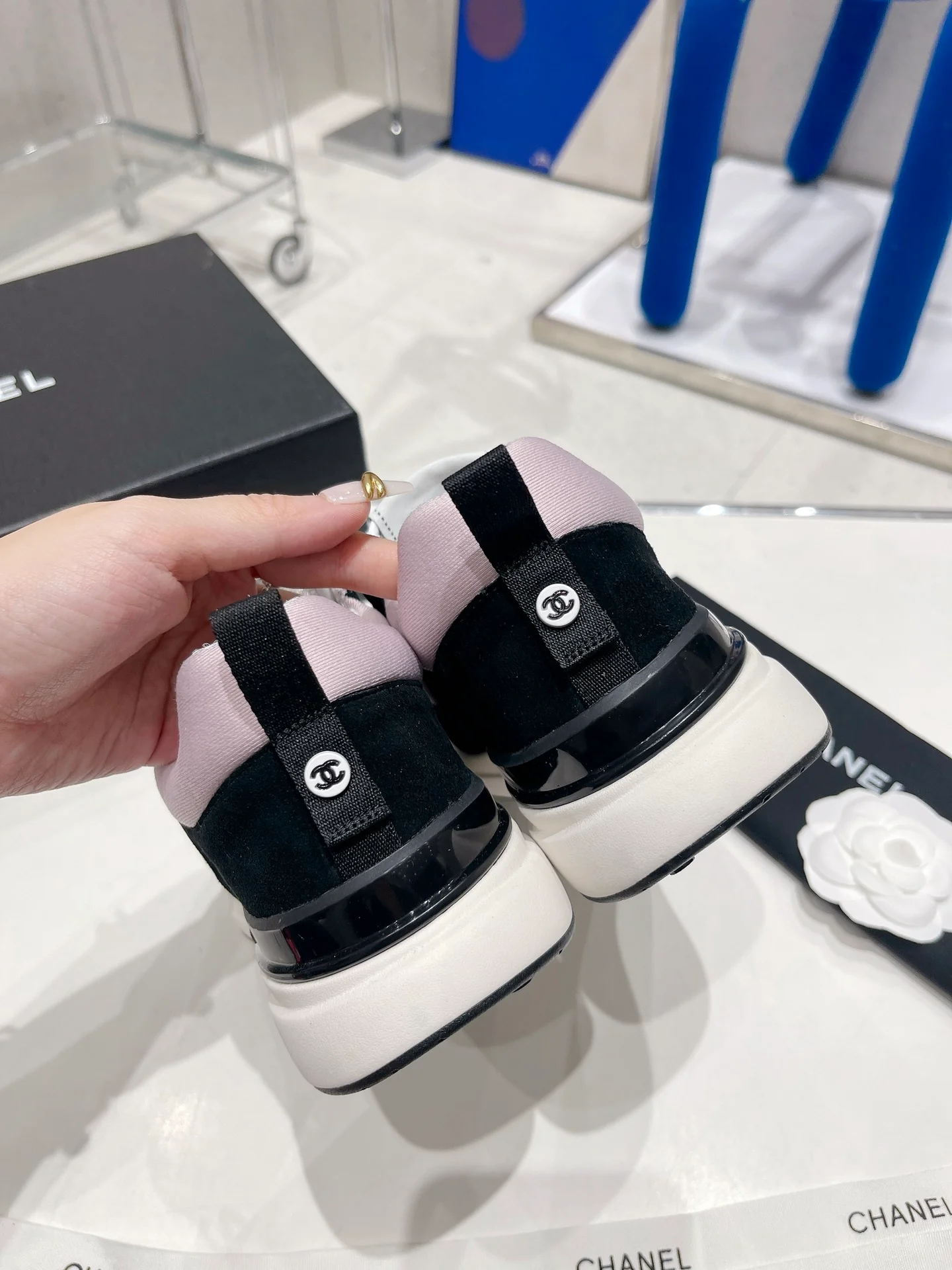 Повседневные кроссовки Chanel из коллекции весна-лето/зима 2022 — розовато-серые.