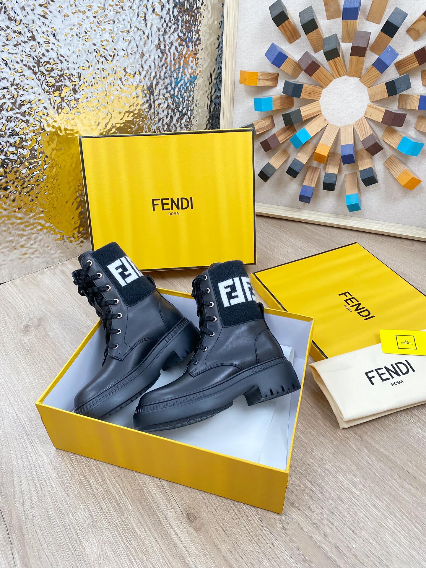 Новинка осени 2023 года от Fendi - Ботинки Dr. Martens средней высоты - Черные - 1