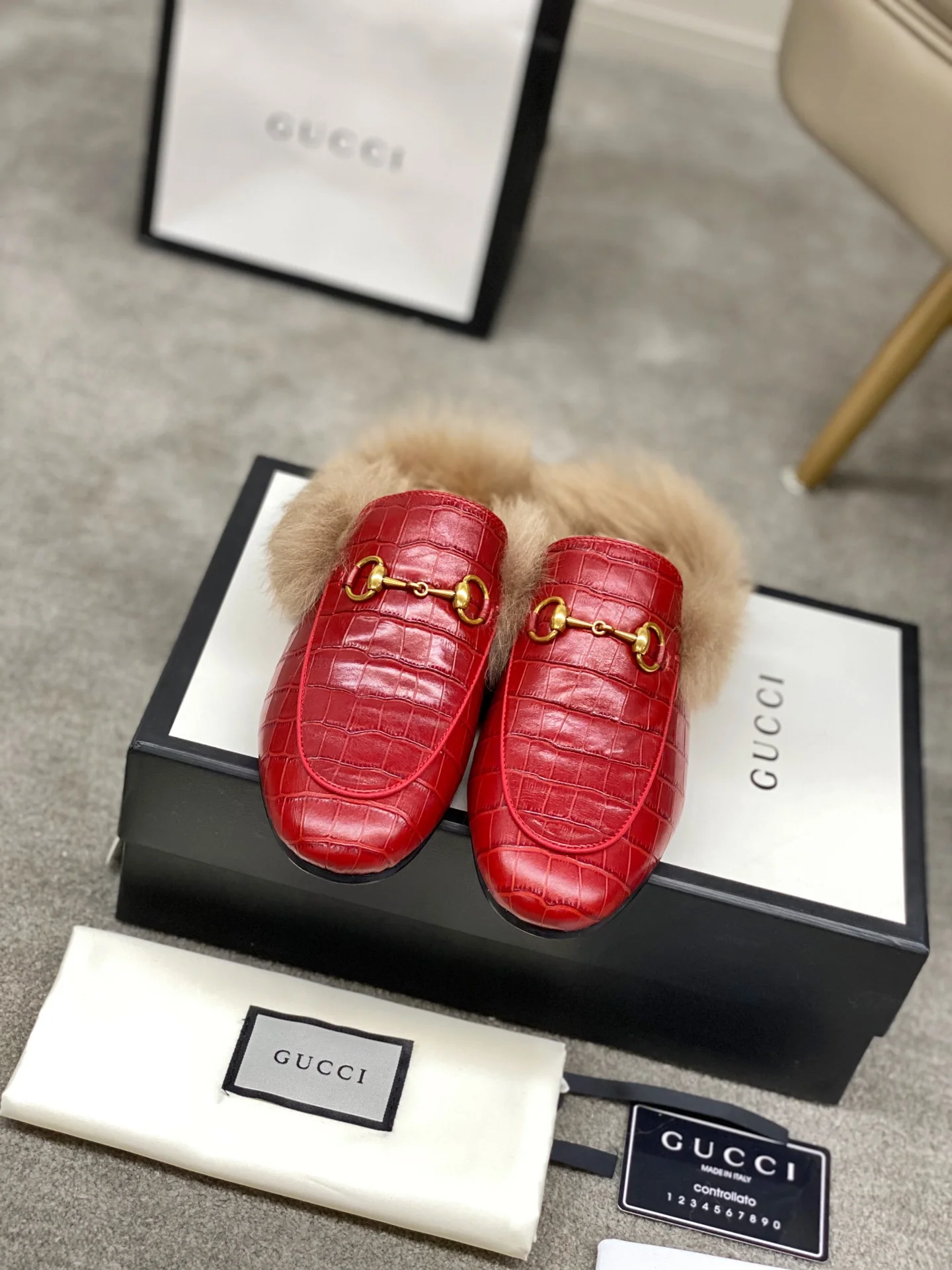 Бутик Gucci 2020 — Последний образ с подиума — Меховые тапочки — Красный с каменным узором