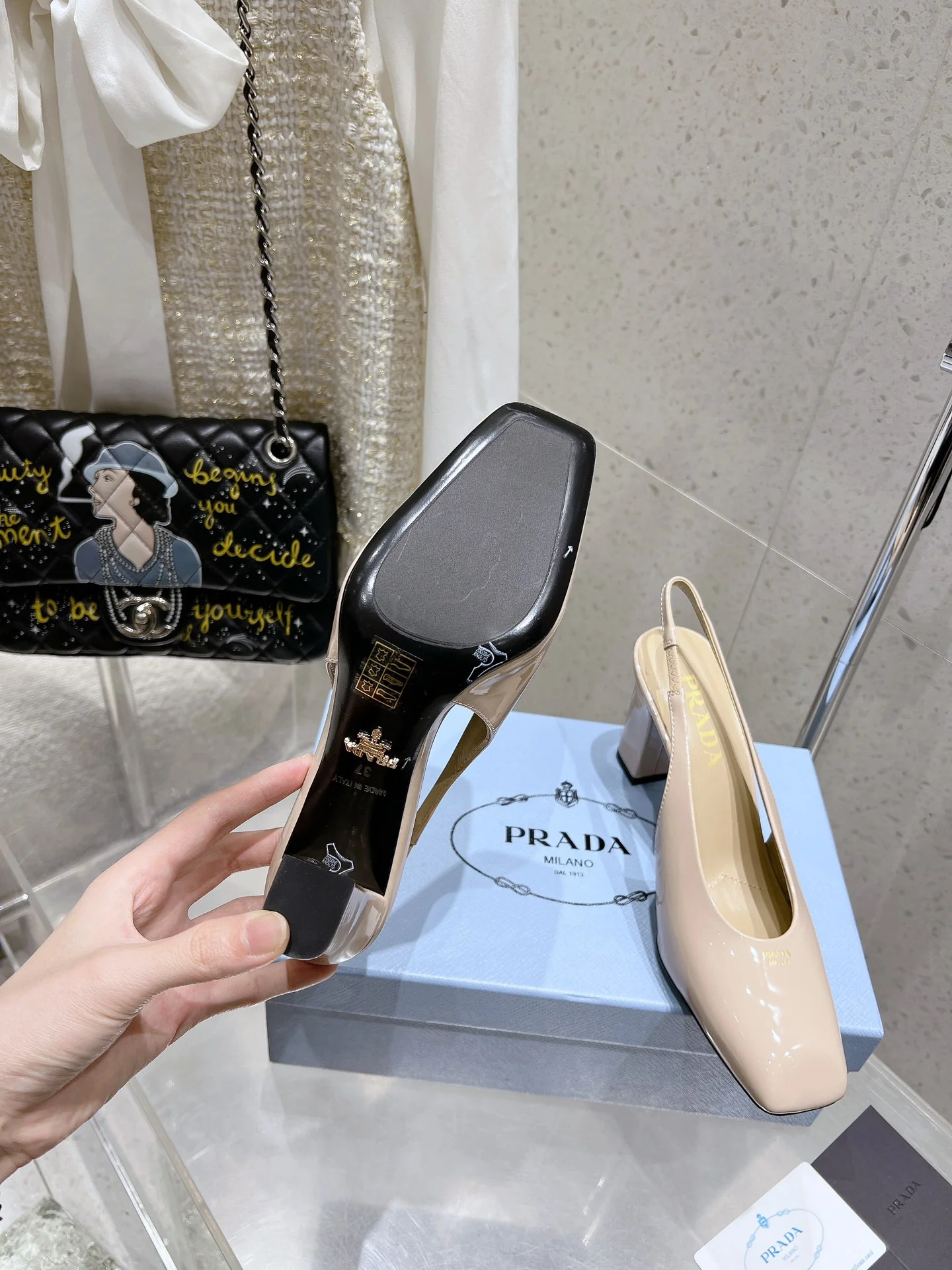 Босоножки на высоком каблуке с квадратным носком и массивным каблуком