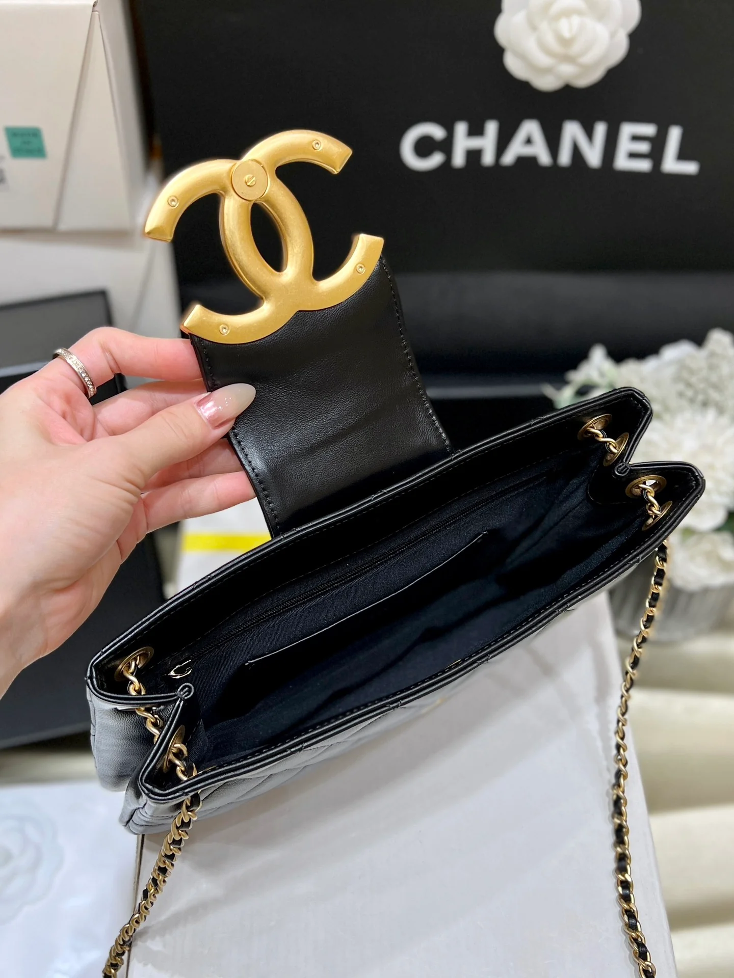 Новая коллекция Chanel ?Ранняя весна? — 24c — Большая ретро-сумка-шоппер с двойной буквой C — Черная
