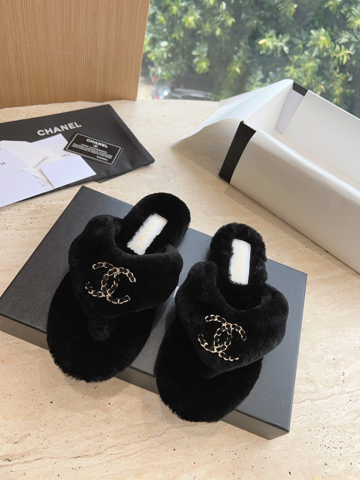 Новинка 2023 года от Chanel - Меховые шлепанцы - Черные