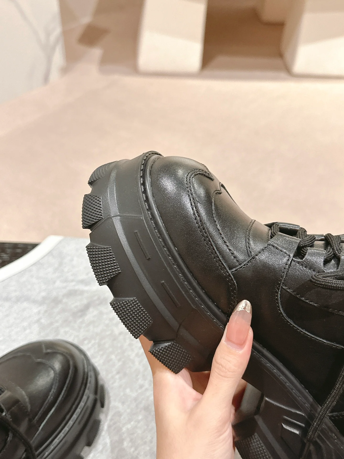 Высокие кеды на платформе Chanel 2024 — черные