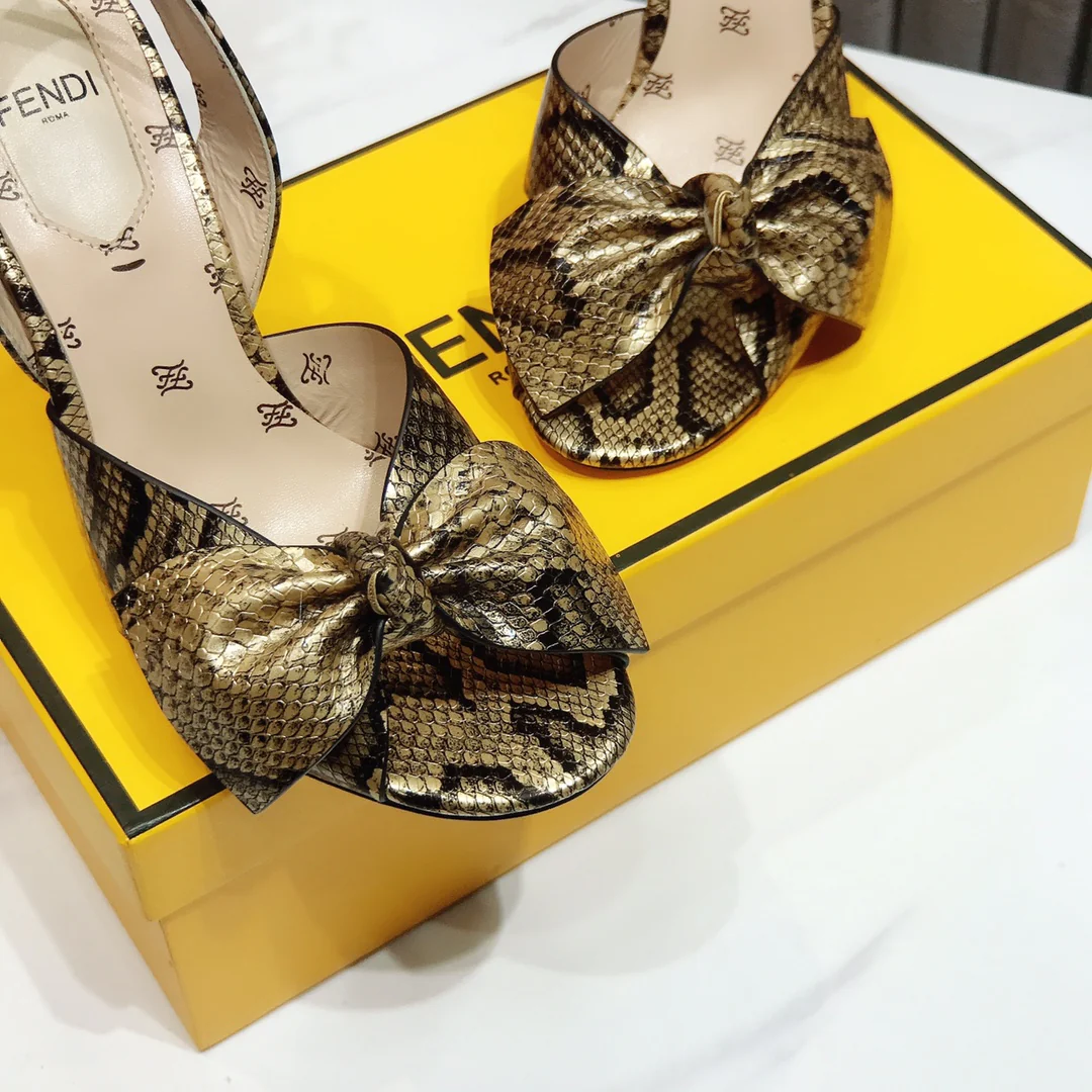 Весенние сандалии на высоком каблуке Fendi 2022 года - золотистые