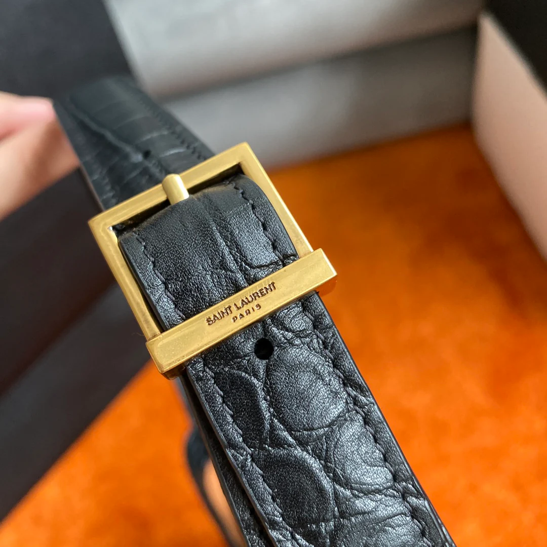 Сумка-седло YSL с вышивкой под крокодиловую кожу и золотой пряжкой.