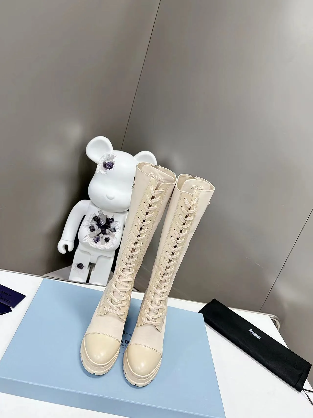 Chanel - Новинка весны 2022 года - Ботинки на шнуровке на массивном каблуке - Белые