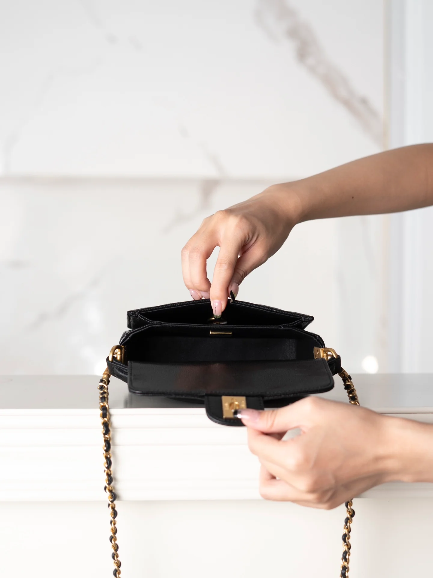 Мини-сумочка Chanel с клапаном и ручкой - черная