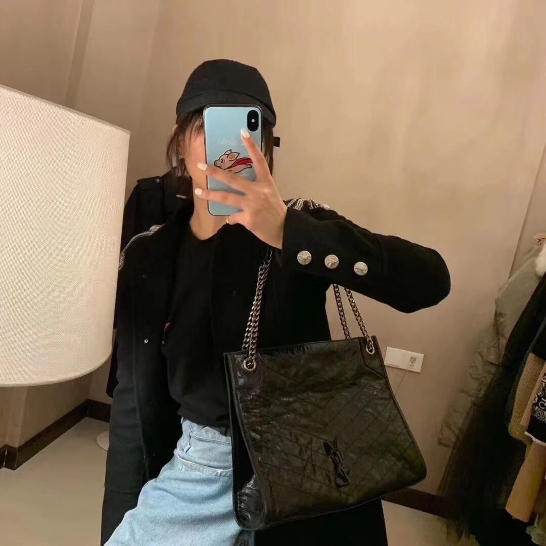 Сумка-шоппер YSL Niki с черной цепочкой из античного серебра.