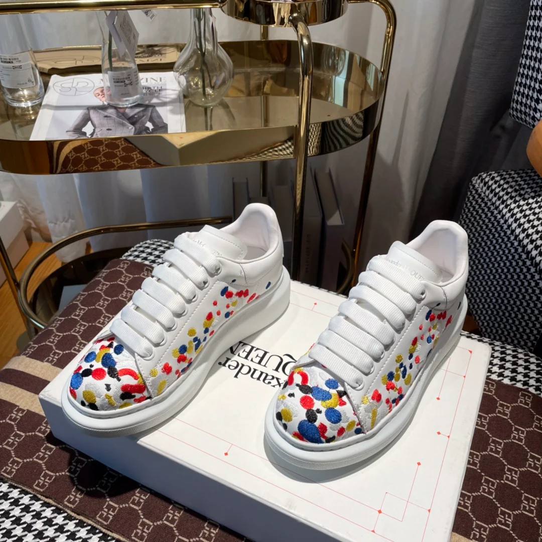 Классические белые кроссовки McQueen в красочном горошек.