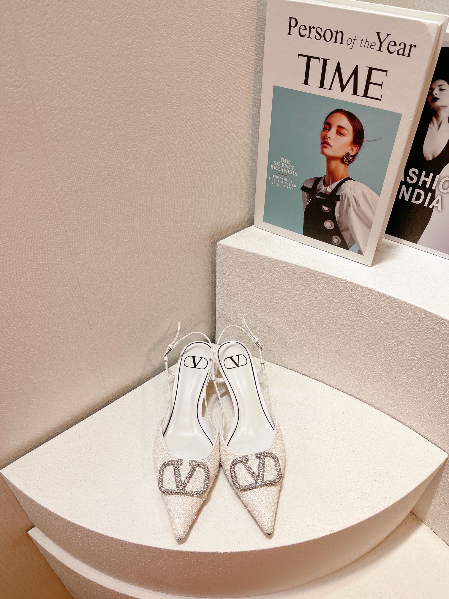 Новинка с официального сайта Valentino 2023 — Глянцевые босоножки на низком каблуке с острым носком — 4 см — Белые