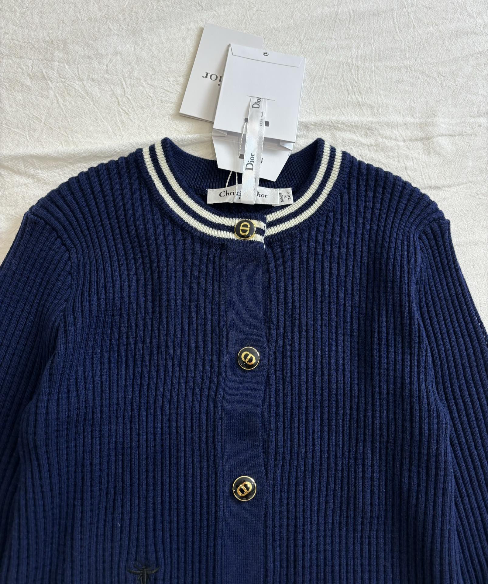 Новый кардиган Dior с круглым вырезом и цветовыми блоками, весна/лето 2024.