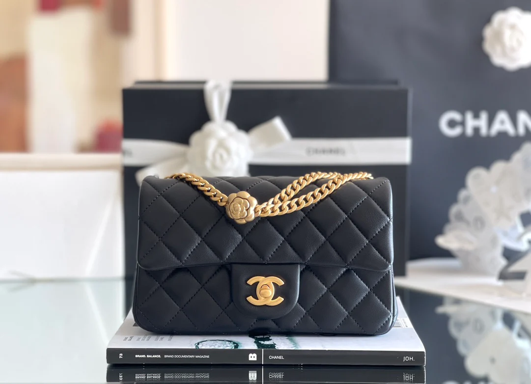 Сумка Chanel Camellia Buckle CF Square Fat Bag весна/лето 2023 — черная — 20 см