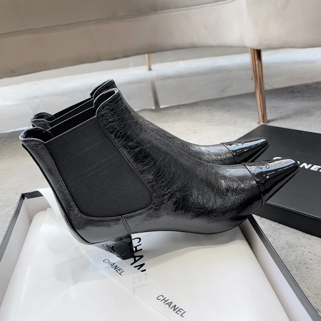 Новинка сезона ?Ранняя осень 2023? от Chanel — ботильоны ?Челси? на низком каблуке — черные.