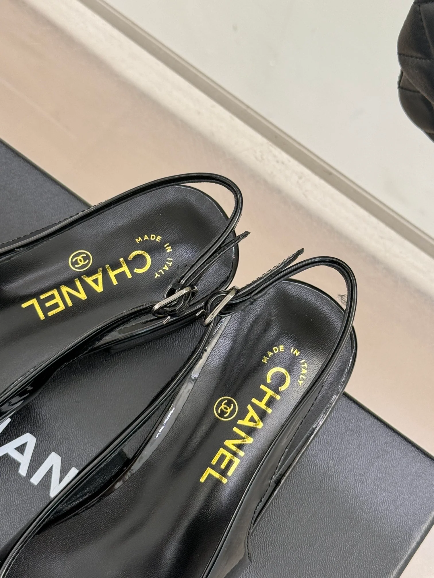 Сандалии Chanel 2024 с острым носком в форме сердца на низком каблуке - Черные - 1