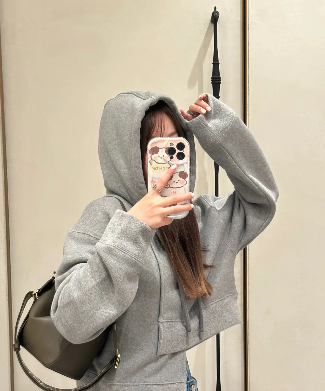 Сумка-хобо Loewe Hammock — темно-зеленая.