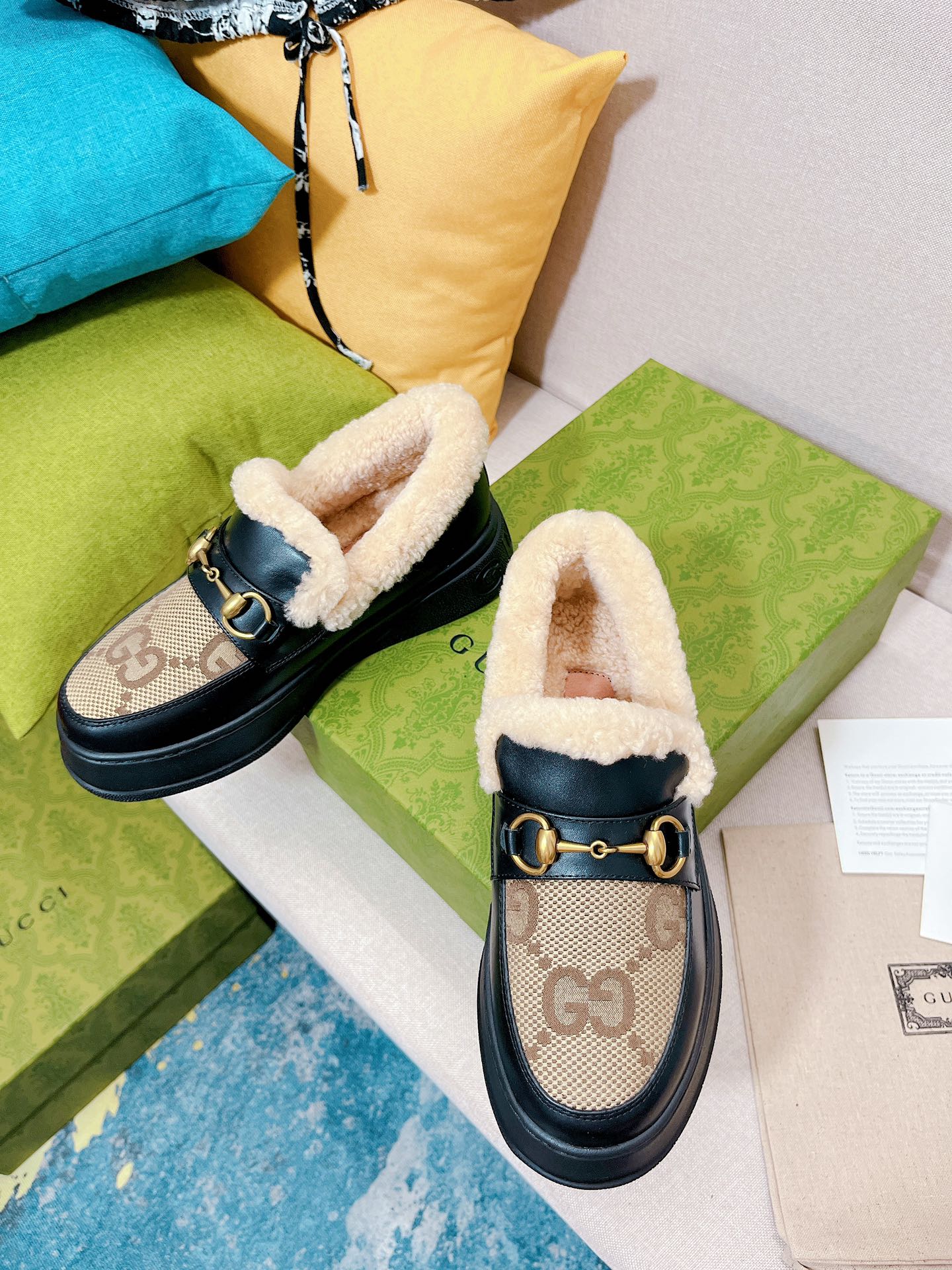 Классические лоферы Gucci с монограммой и пряжкой 