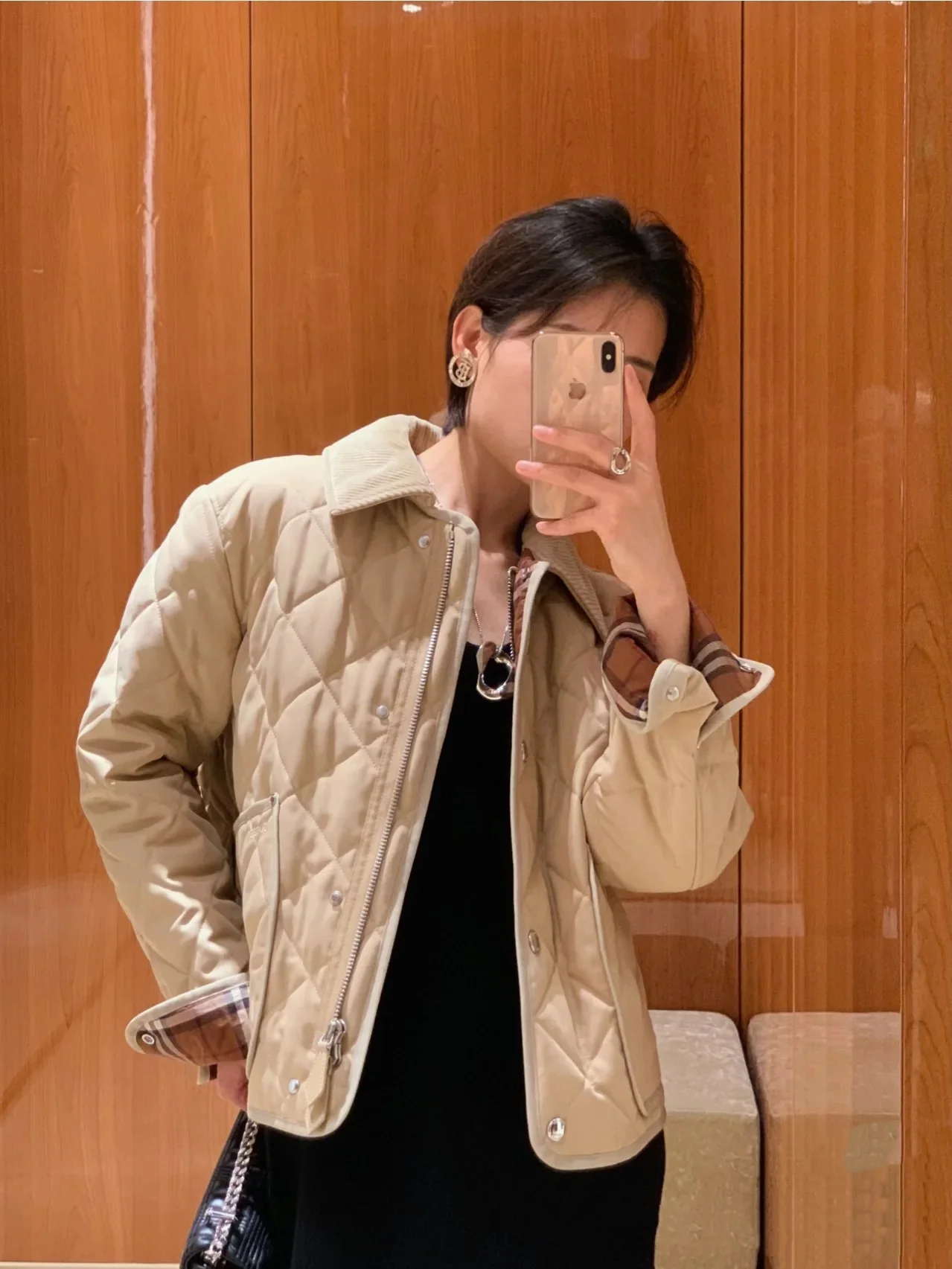 Пуховая куртка Burberry осень/зима - классический клетчатый узор с вельветовым воротником.