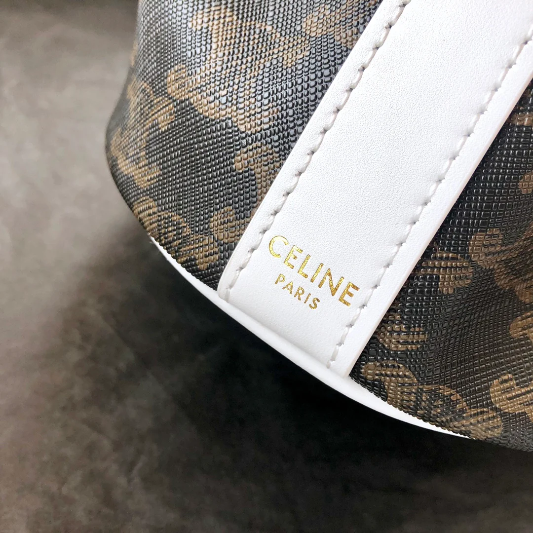 Маленькая холщовая сумка Celine Triomphe на завязках - белая, с монограммой.