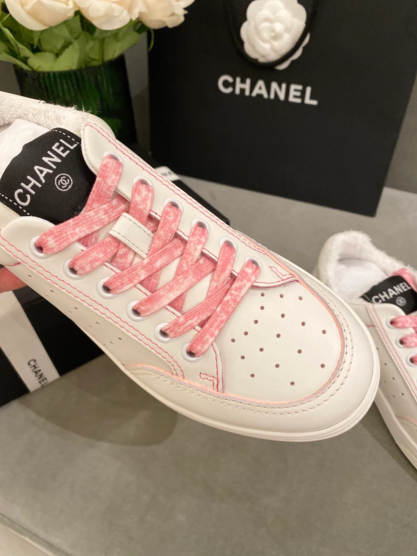 Белые кроссовки Chanel - 1