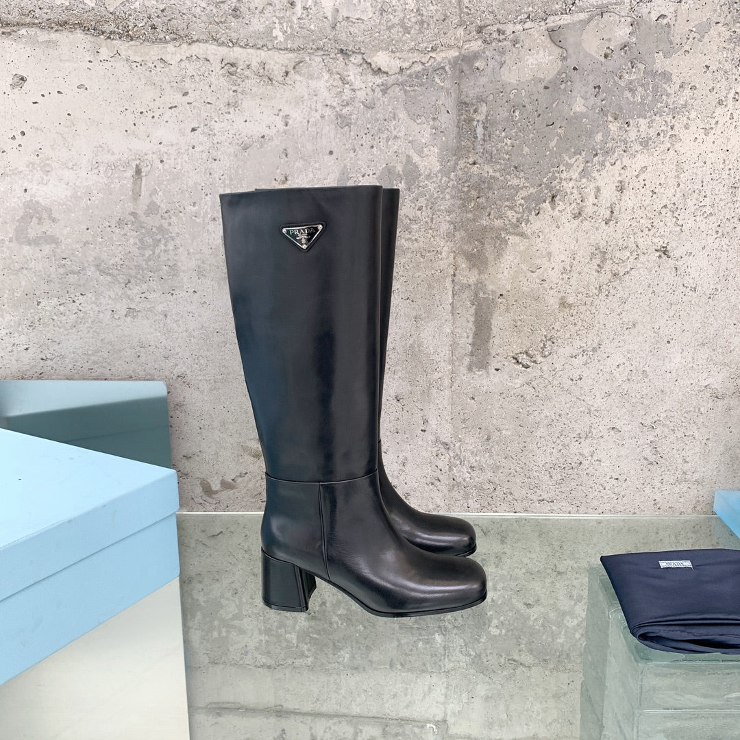 Новинки Prada осень/зима 2022 — серия с треугольным логотипом — высокие сапоги.