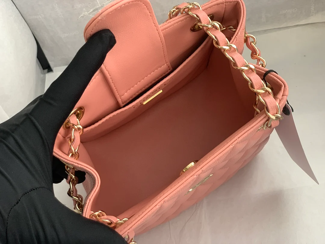 Новая сумка-тоут Chanel весна/лето 2022 — розовая.