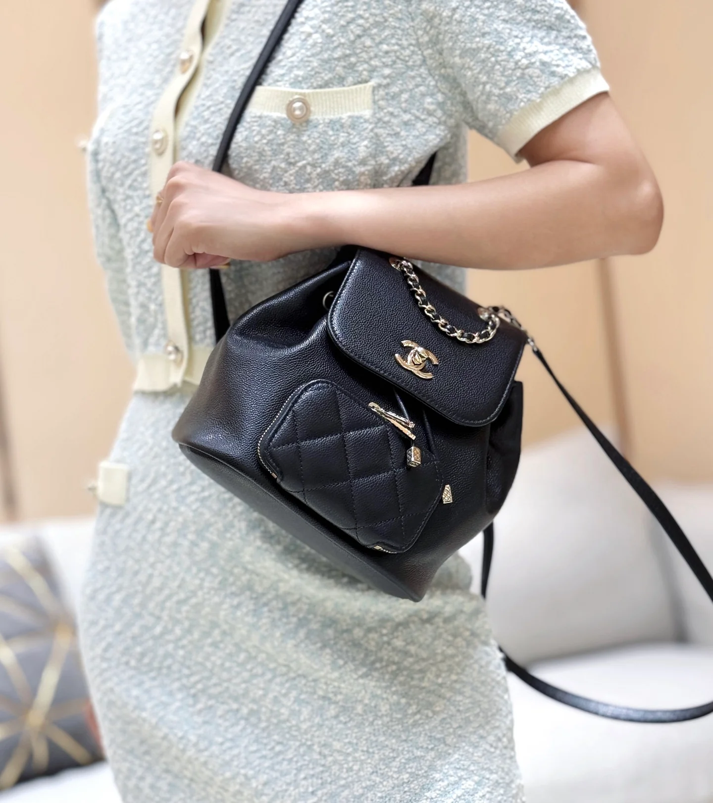 Рюкзак Chanel 25b из кожи личи, черный с золотой фурнитурой.