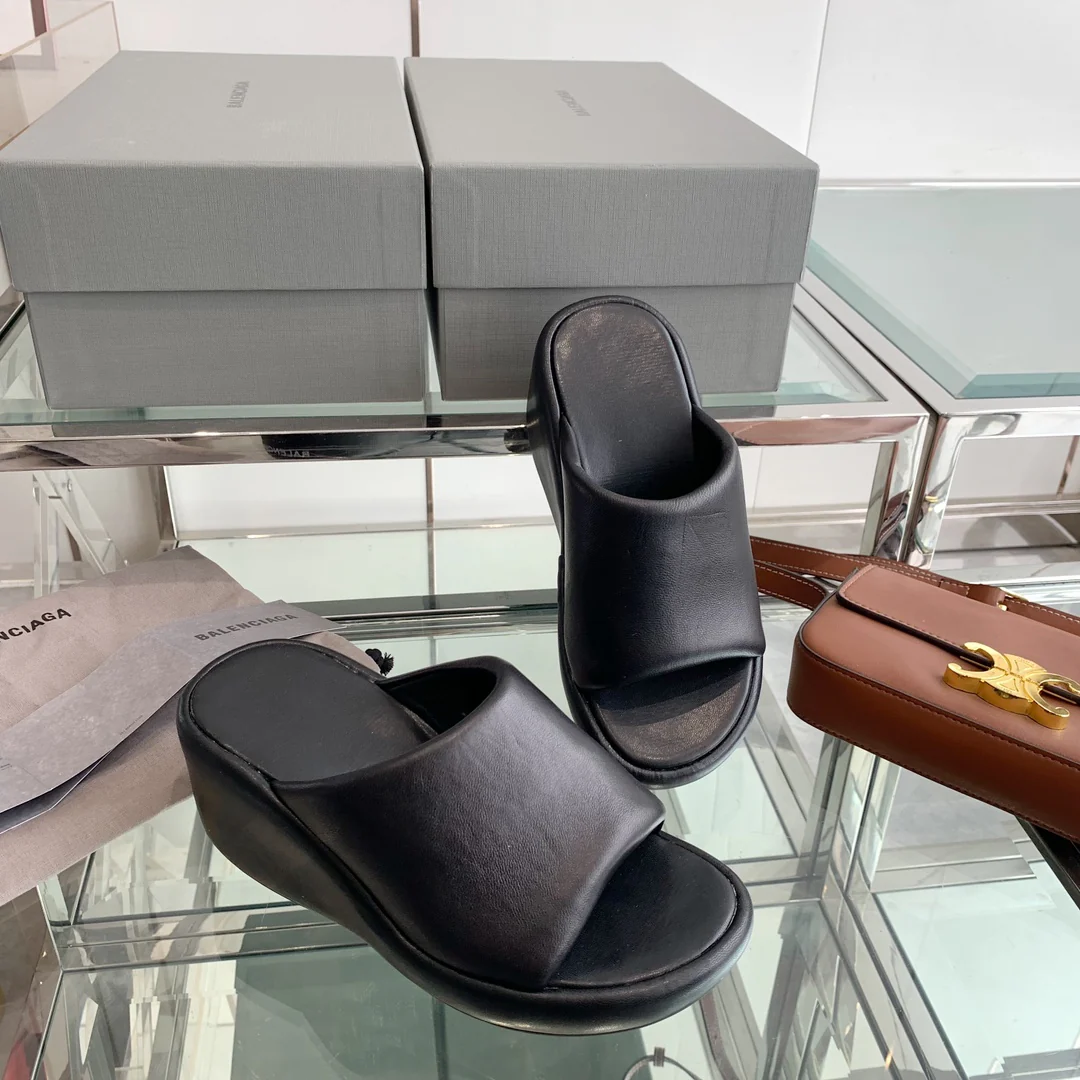 Новинка сезона весна/лето 2023 от Balenciaga - Сандалии на платформе - Черные