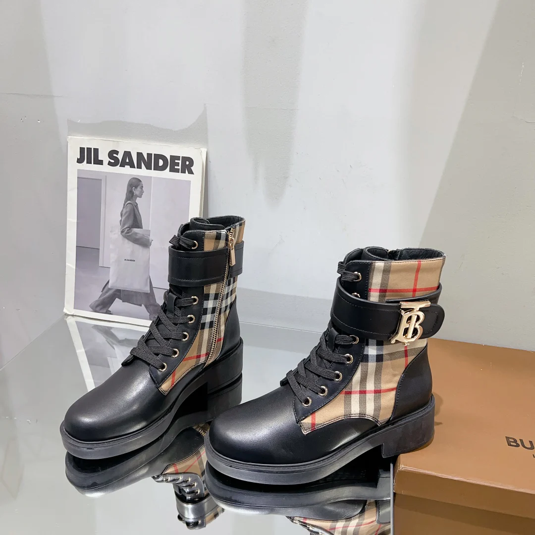 Новинка сезона осень/зима 2023 от Burberry - Ботильоны на массивном каблуке - Черные в клетку