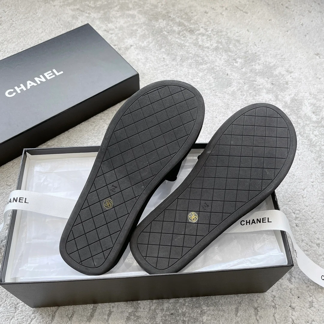 Новинка сезона весна/лето 2023 от Chanel - кожаные тапочки из овечьей кожи - черные.