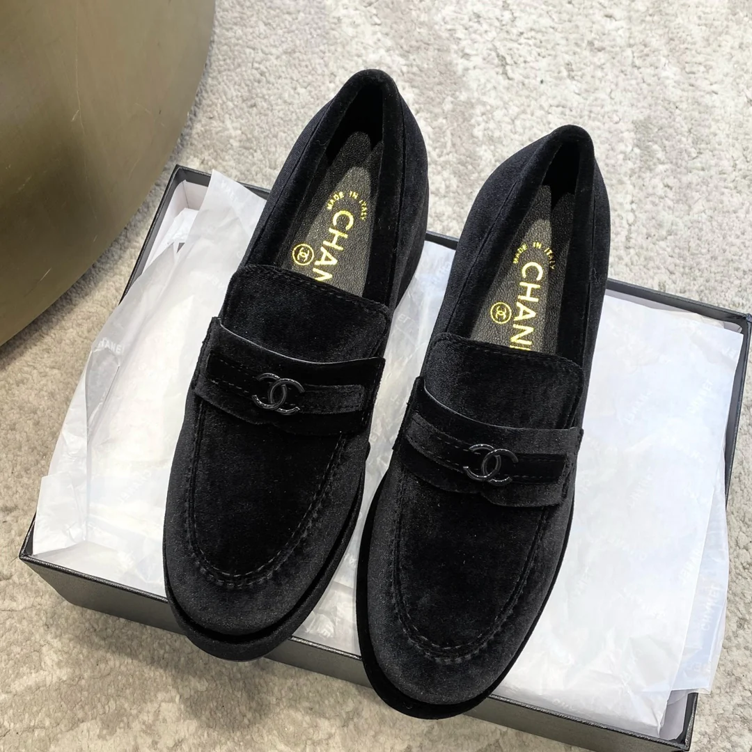 Новинка сезона весна/лето 2023 от Chanel - Лоферы на платформе - Замшевые, черные